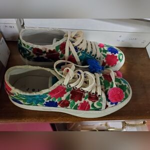 Sz 35 NIB Joshua printed sneakers